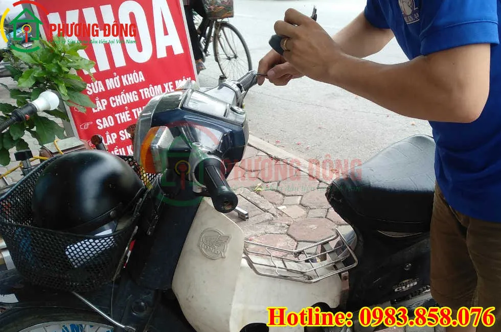 Kiểm tra kỹ lưỡng ổ khóa để xác định nguyên nhân xe máy bị kẹt khóa cổ