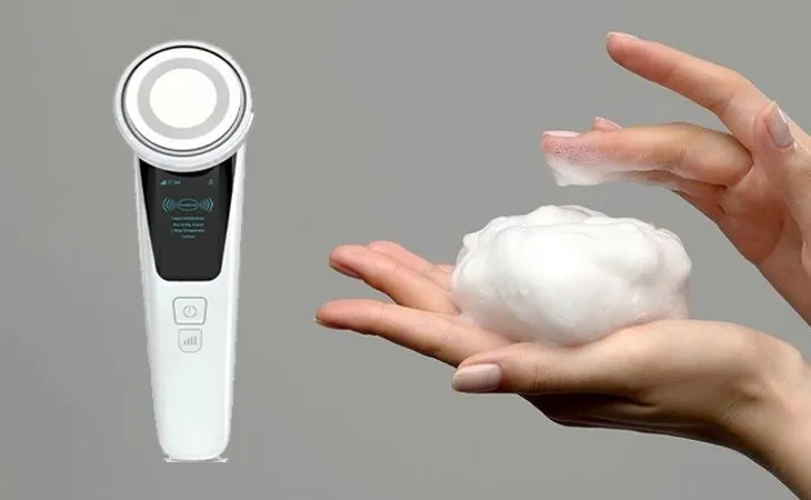 Vệ sinh máy massage mặt bằng sữa rửa mặt hoặc dung dịch chuyên dụng sau khi dùng