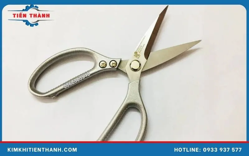 Mở ốc vít nhỏ bằng mũi kéo nhọn an toàn và chính xác