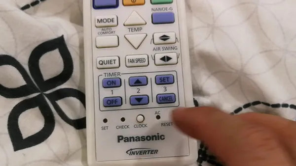 Hướng dẫn mở nắp thay pin remote máy lạnh Panasonic