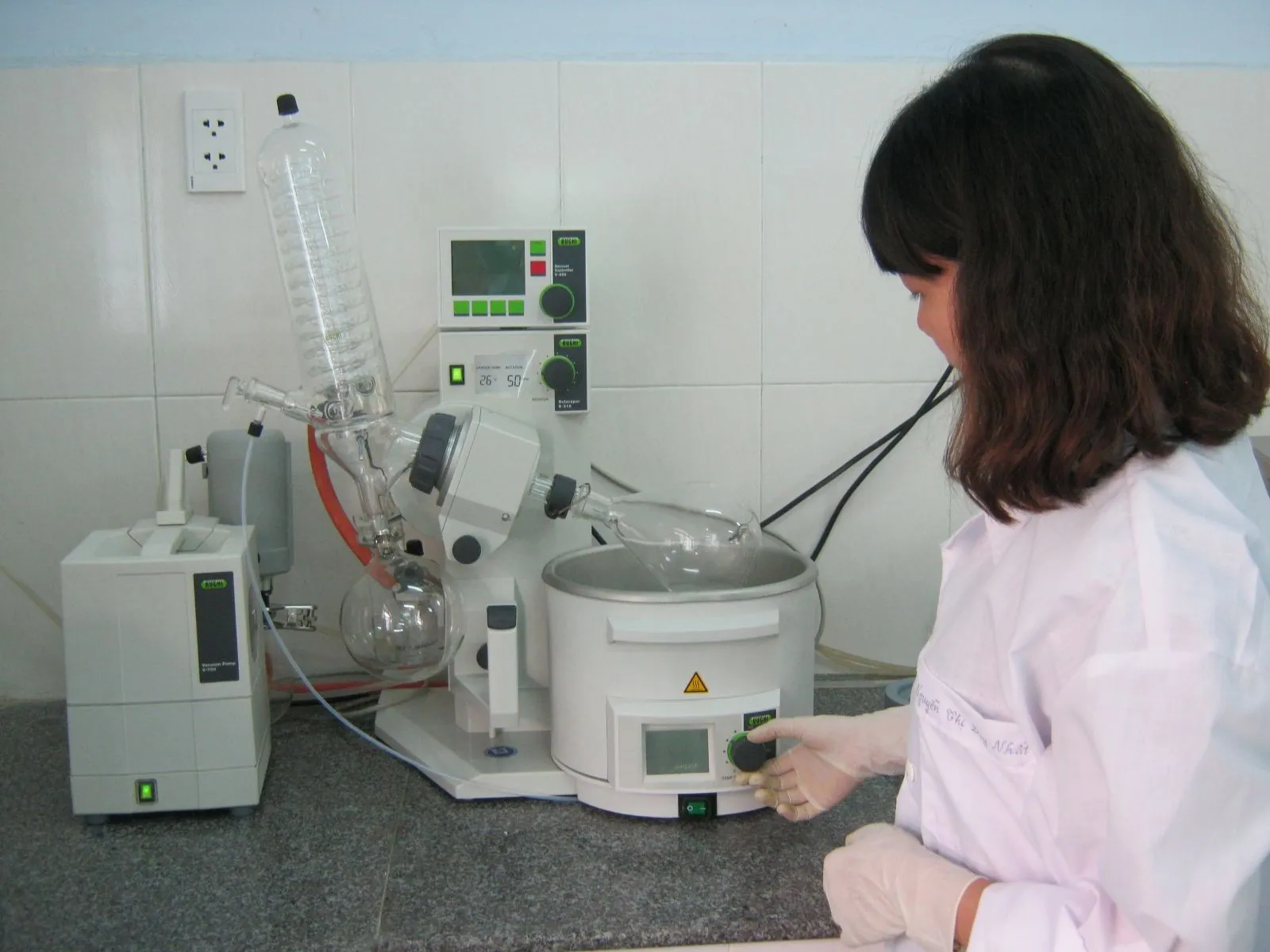 Sơ đồ cấu tạo của máy cô quay chân không với các bộ phận chính