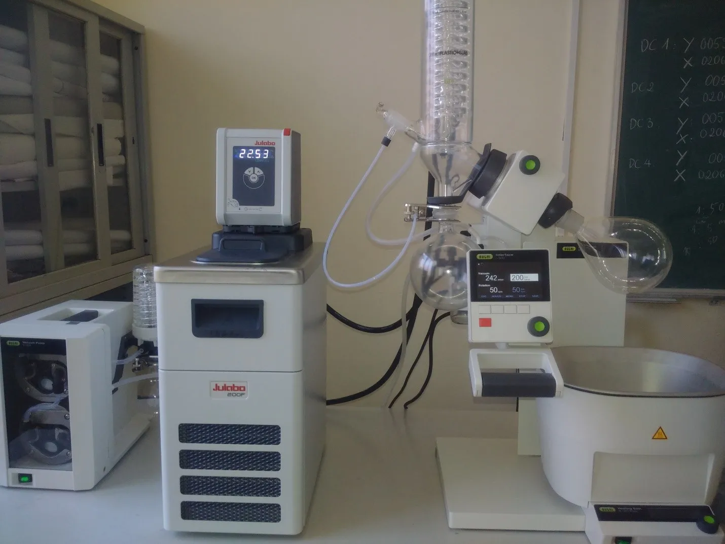 Máy cô quay chân không với bình mẫu và bình thu dung môi đang hoạt động theo nguyên lý chân không