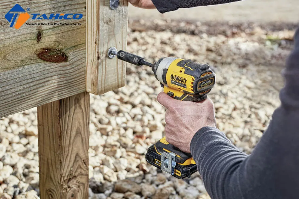 Kỹ thuật dùng máy khoan để loại bỏ ốc vít bị hỏng đầu hoặc quá chặt, đòi hỏi sự cẩn thận và đúng kỹ thuật