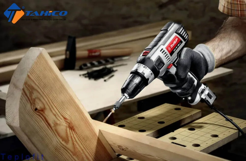 Sử dụng súng bắn vít chuyên dụng để tháo ốc vít bị chặt, một phương pháp nhanh chóng và mạnh mẽ trong cơ khí