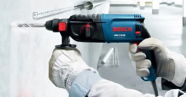 Hướng dẫn sử dụng tay cầm phụ trên máy khoan Bosch để tăng cường sự ổn định và kiểm soát trong quá trình khoan