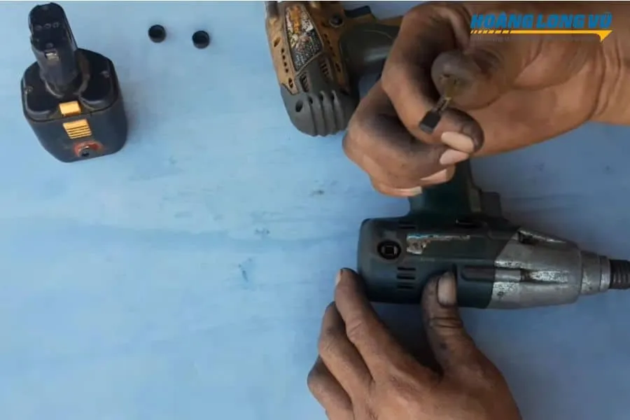 Thay thế chổi than máy khoan pin khi máy không chạy, đảm bảo dẫn điện ổn định cho động cơ