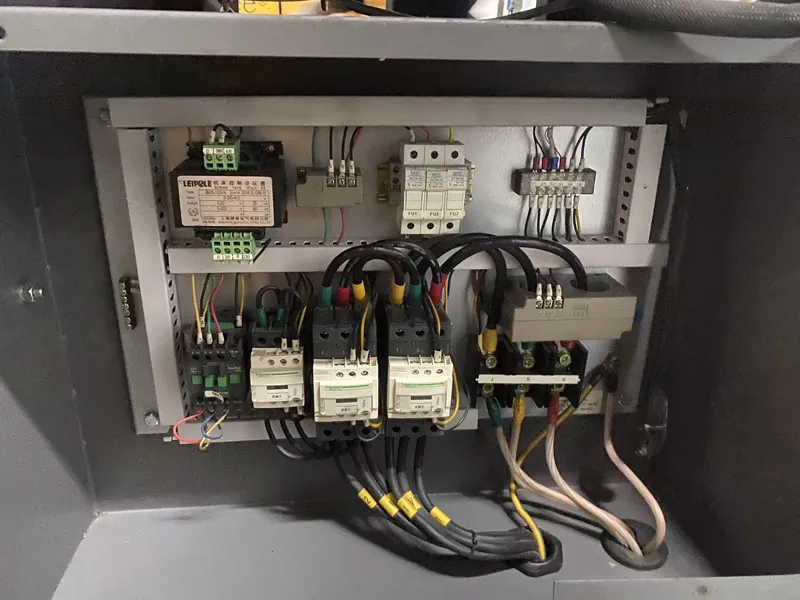 Kỹ thuật viên chuyên sửa chữa mạch điện điều khiển máy nén khí trục vít