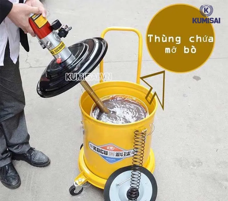 Kỹ thuật viên đang kiểm tra và sửa chữa máy bơm mỡ để đảm bảo hoạt động hiệu quả