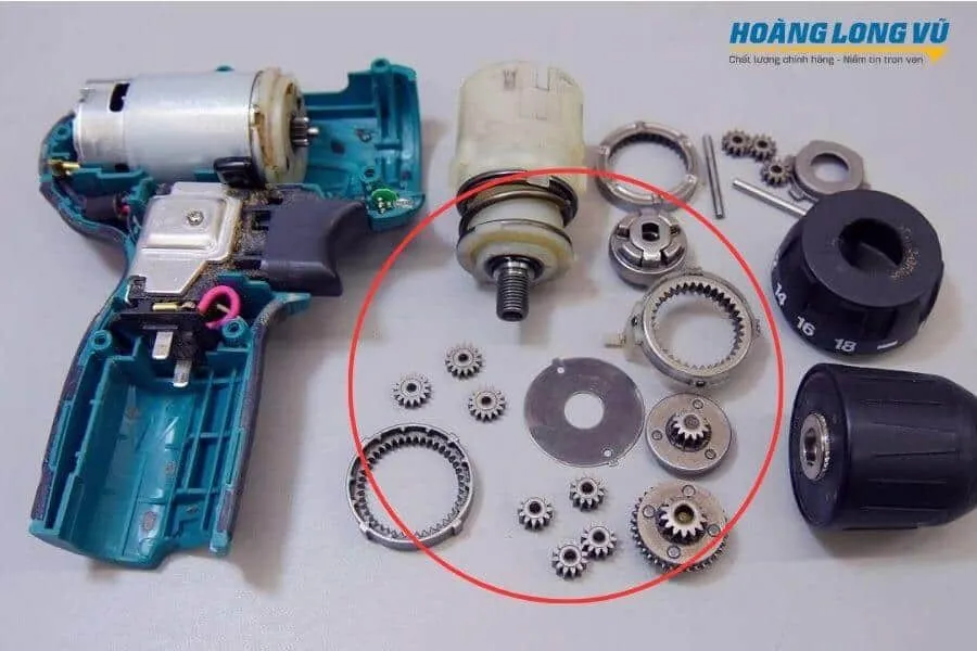 Kiểm tra và thay thế bạc đạn, bánh răng bị mòn để phục hồi lực máy khoan đục, một phần thiết yếu của Cách sửa máy khoan đục bê tông