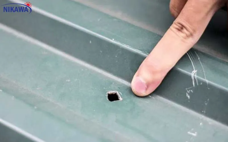 Chuyên gia kiểm tra kỹ lưỡng trần nhà, đảm bảo không có vết hở hay dột sau khi sửa mái