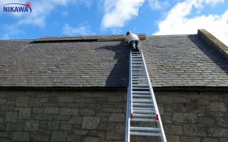 Sử dụng thang nhôm rút đa năng để tiếp cận khu vực mái nhà dột, đảm bảo an toàn khi sửa chữa