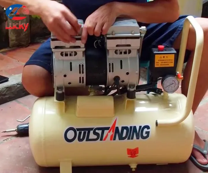 Kỹ Thuật Viên Kiểm Tra Hệ Thống Máy Bơm Hơi Mini