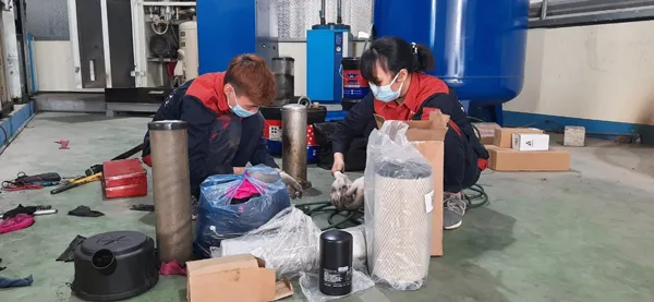 Kỹ thuật viên kiểm tra và thay thế lọc dầu máy nén khí trục vít