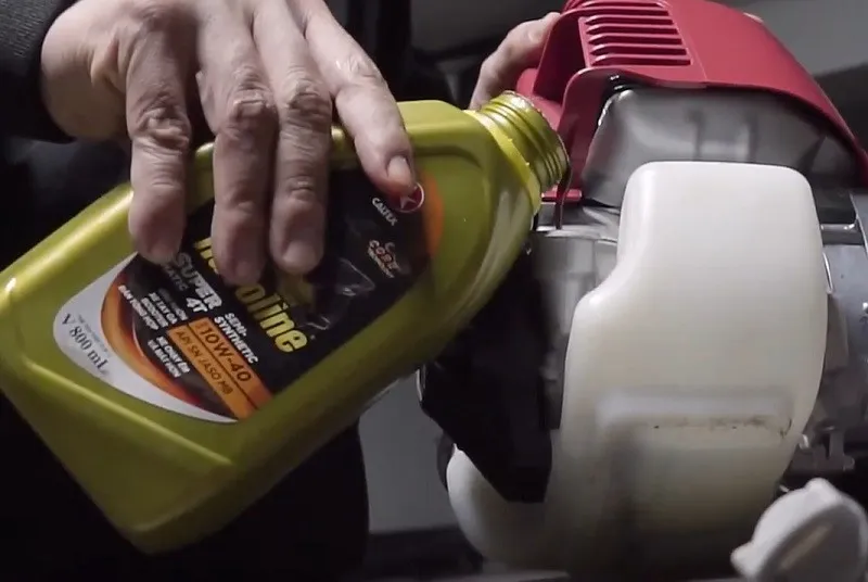 Tuân thủ tỷ lệ pha trộn xăng nhớt chính xác cho động cơ máy cắt cỏ 2 thì