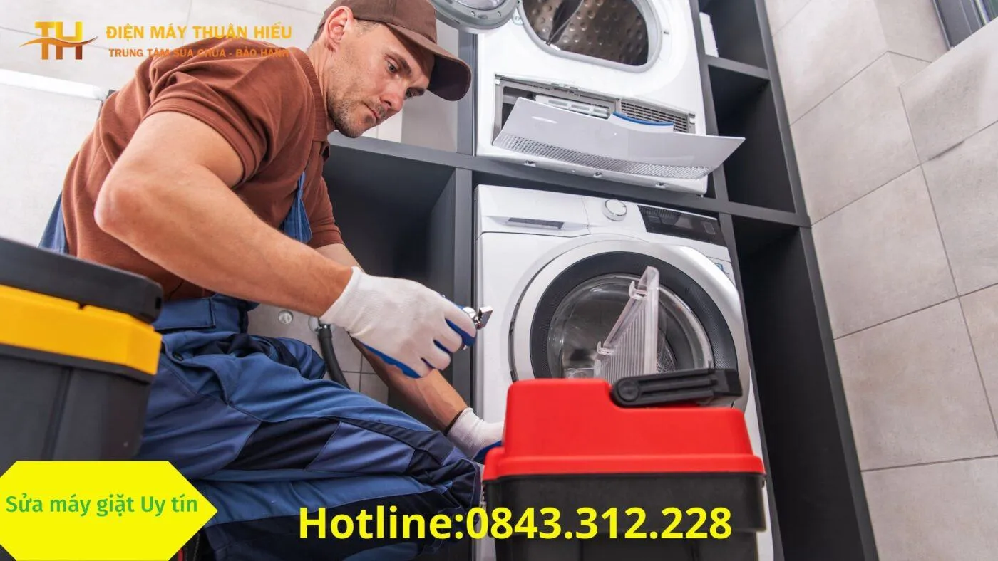 Kỹ thuật viên đang kiểm tra và xử lý lỗi khóa nắp máy giặt