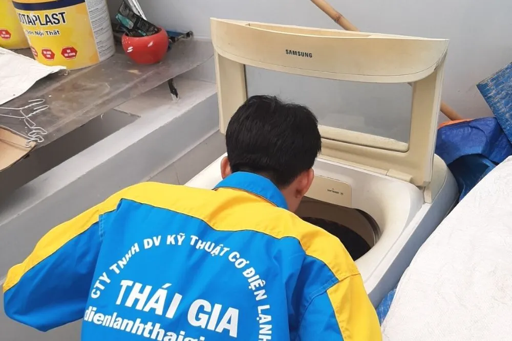 Kỹ thuật viên đang tiến hành tháo hộp số máy giặt Sanyo