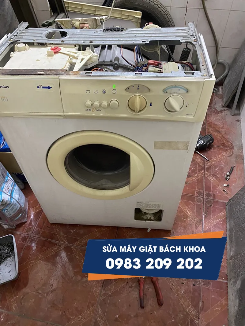 Kỹ thuật viên đang kiểm tra và sửa máy giặt Electrolux cửa ngang