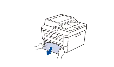 Nhẹ nhàng kéo tờ giấy bị kẹt ra khỏi khay giấy