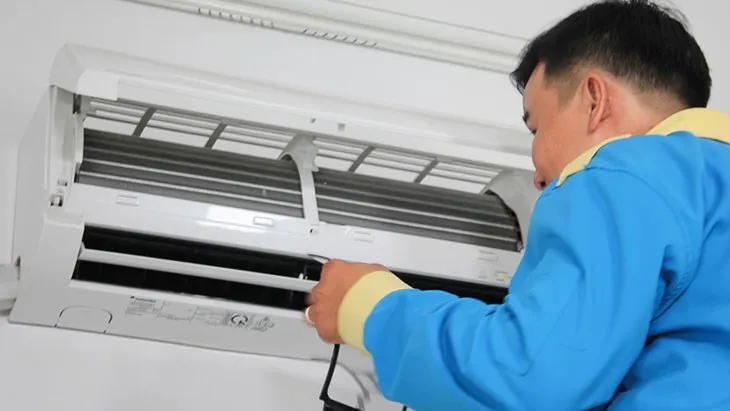 Kỹ thuật viên sửa chữa board máy lạnh bị chuột cắn chuyên nghiệp