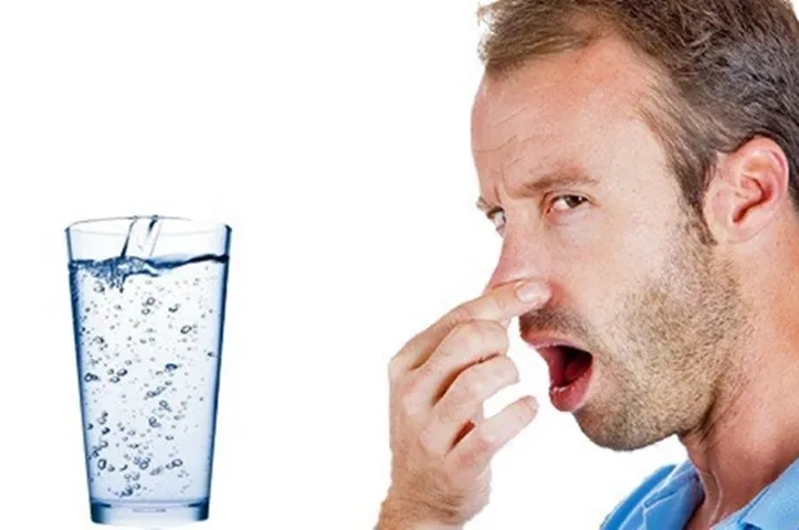 Vệ sinh cốc lọc và kiểm tra lõi lọc khi nước có mùi lạ, hướng dẫn cách sửa máy lọc nước kangaroo