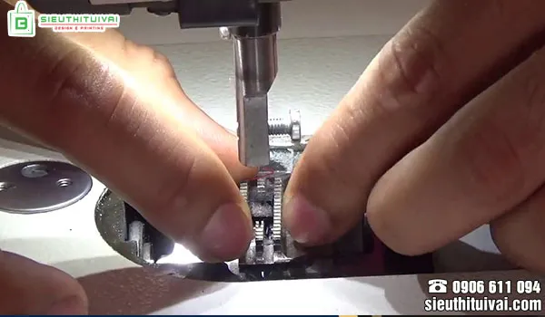 Cận cảnh kim máy may đang may trên vải, kiểm tra tình trạng kim và chỉ khi học cách sửa máy may