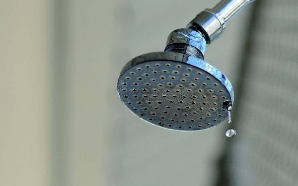 lỗi áp lực nước ra vòi sen yếu