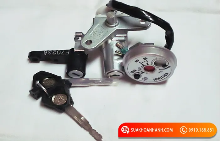 Ổ khóa từ xe máy Yamaha với cơ chế khóa an toàn, cần được bảo dưỡng định kỳ
