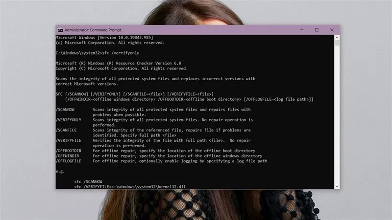 Cửa sổ Command Prompt hiển thị lệnh 'sfc /verifyonly' đang được thực thi, với kết quả quét file hệ thống