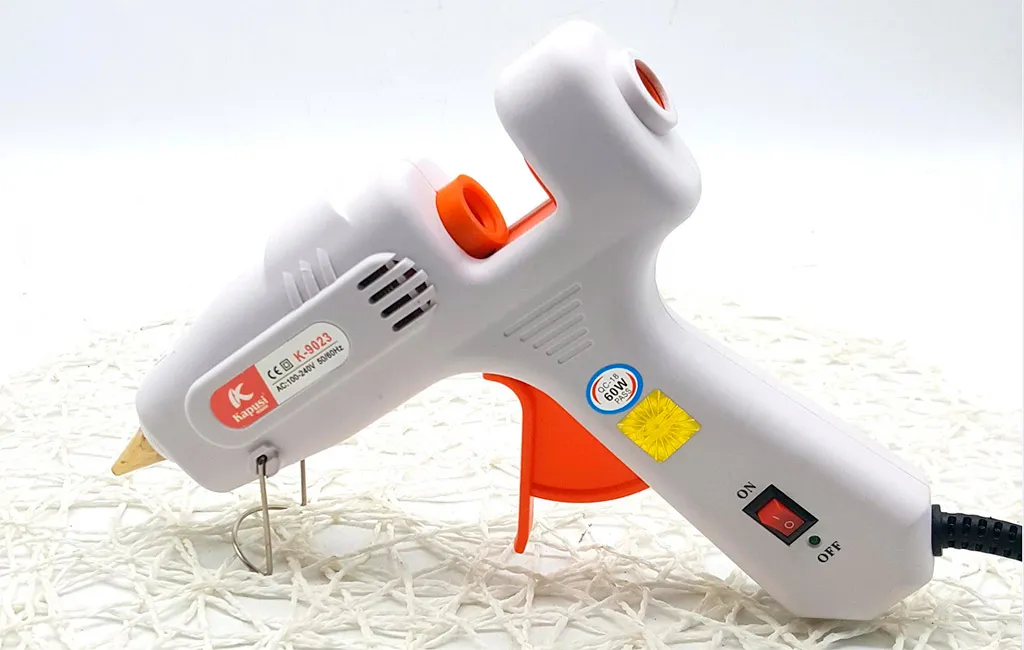 Kiểm tra dây điện và thân máy bắn keo để phát hiện hư hỏng