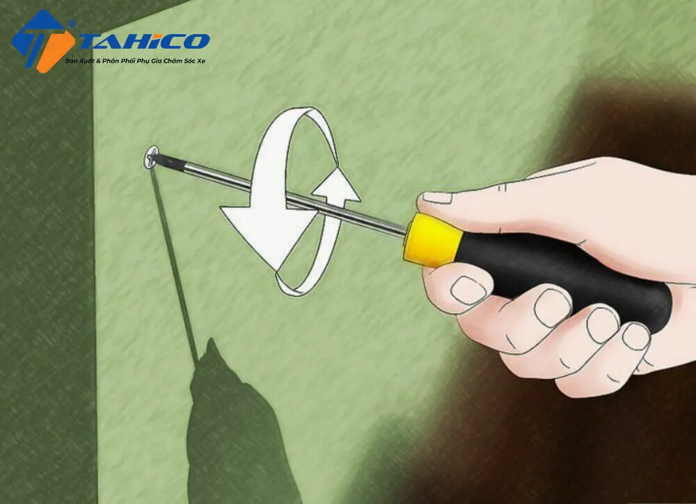 Tăng độ bám cho tua vít bằng dây cao su giúp tháo ốc vít bị chặt một cách an toàn