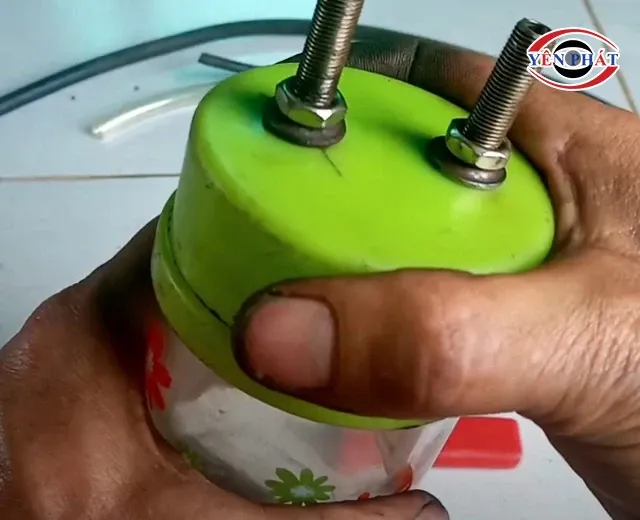 Tạo 2 lỗ trên bình chứa