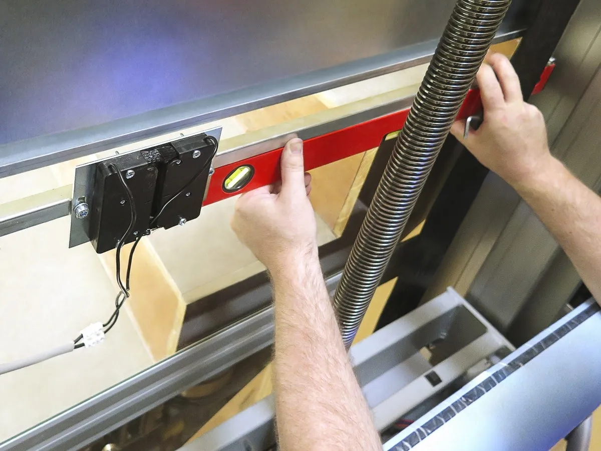 Thang máy trục vít hiện đại lắp đặt trong không gian nhà ở, thể hiện ưu điểm về thiết kế và nguyên lý vận hành an toàn