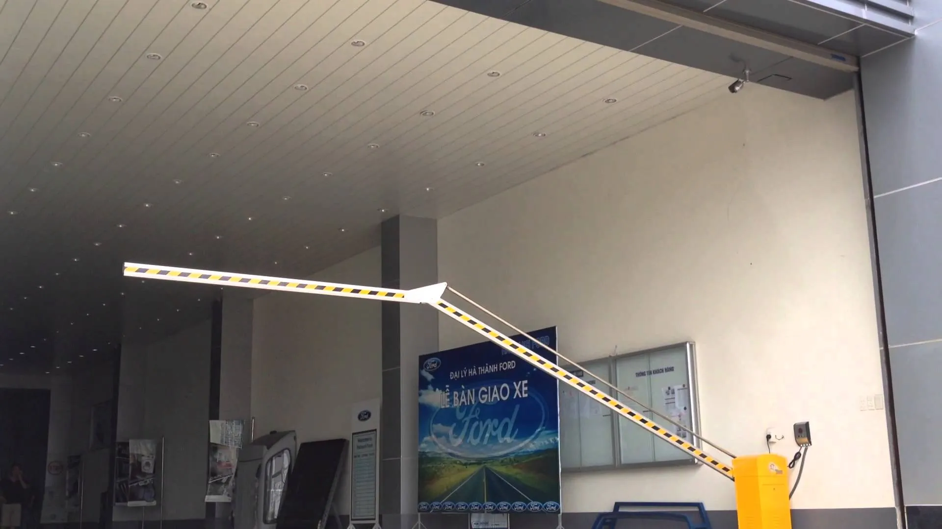 Thanh chắn barrier tự động cần gập cho khu vực giới hạn chiều cao