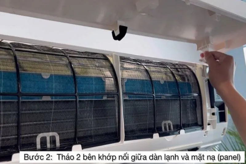 Minh họa cách tháo mặt nạ máy lạnh Sharp bằng việc gỡ khớp nối bên hông