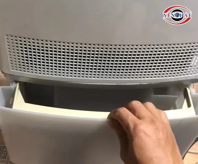 Thao tác đổ nước từ bình chứa của máy hút ẩm Hitachi