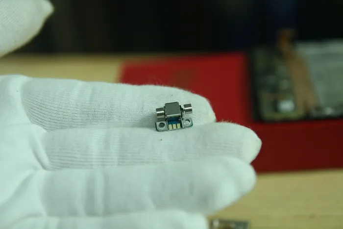 Chi tiết phần gạt rung của máy Blackberry Passport