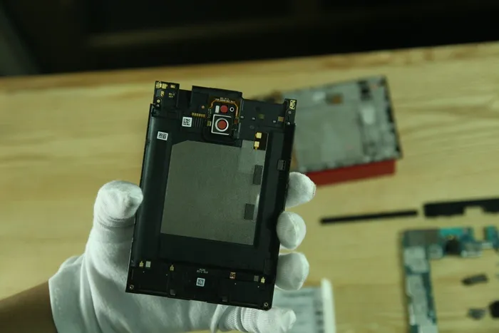 Các linh kiện bên trong Blackberry Passport sau khi tháo ốp lưng