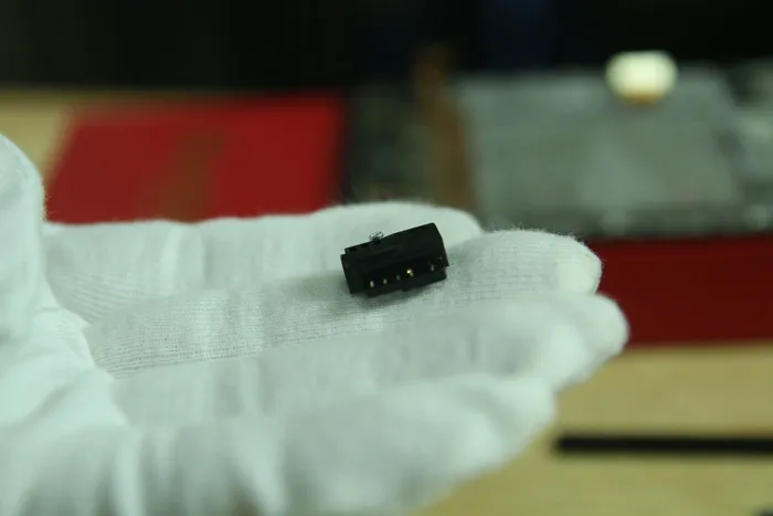 Phần loa của Blackberry Passport cũng được tháo rời ra