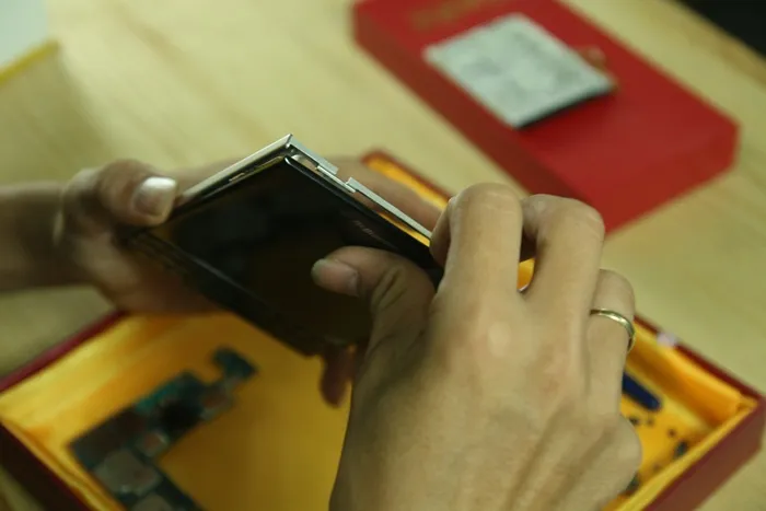 Tháo các ốc vít nhỏ giữ cụm bàn phím của Blackberry Passport vào khung máy