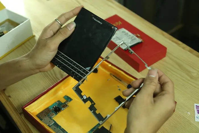 Công đoạn khó khăn nhất là tháo màn hình Blackberry Passport đã hoàn thành