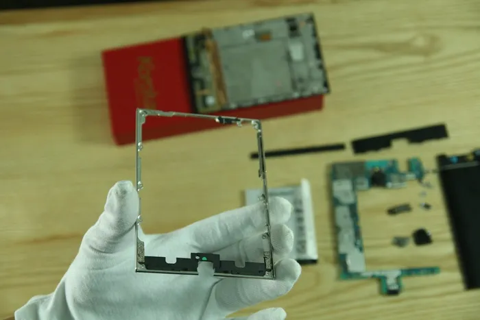 Chiếc khung của máy Blackberry Passport được làm từ thép không gỉ