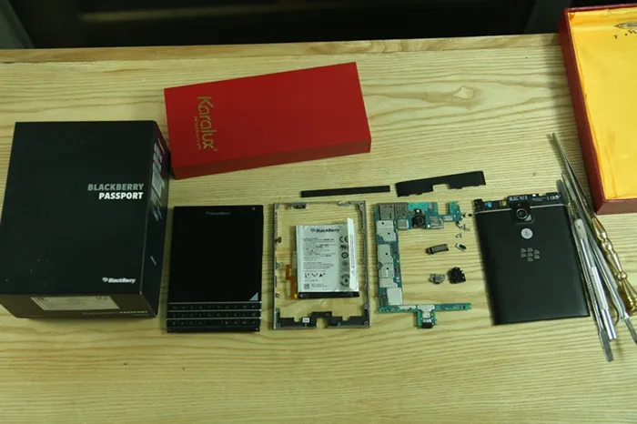 Toàn bộ các chi tiết của Blackberry Passport được tháo rời ra