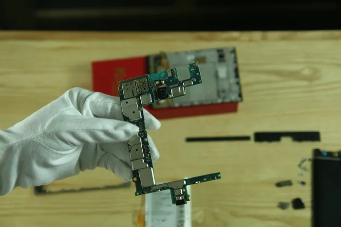 Toàn bộ mainboard và linh kiện được nhấc ra ngoài khỏi Blackberry Passport