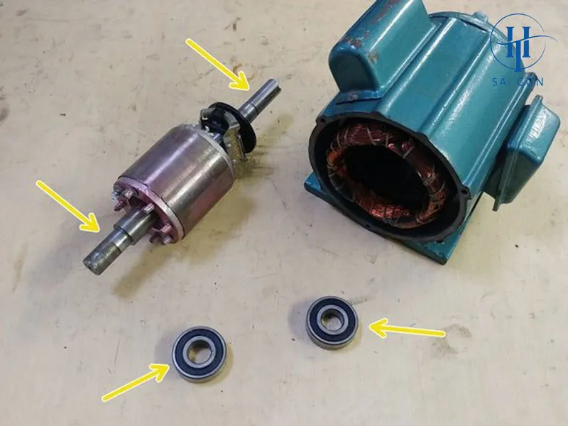 Quy trình tháo các chi tiết máy khoan cẩn thận là bước đầu tiên để tiếp cận và thay bạc đạn máy khoan hiệu quả.