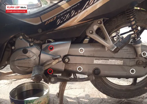 Quy trình tháo và vệ sinh hộp xích xe máy chi tiết
