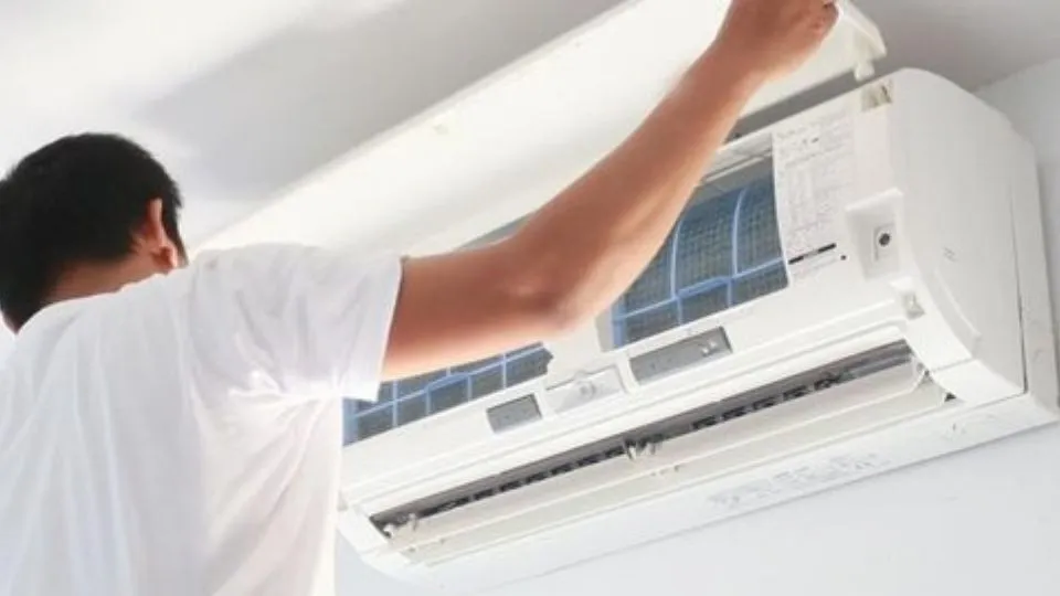 Kỹ thuật viên đang thu hồi gas máy lạnh Daikin bằng bộ lục giác