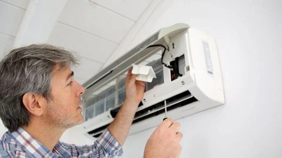 Quy trình tháo dàn lạnh máy lạnh Daikin đang được thực hiện