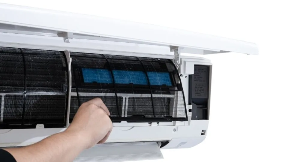 Kỹ thuật viên đang tháo vỏ cục lạnh máy lạnh Daikin