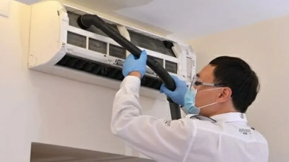 Kỹ thuật viên đang lắp đặt cục lạnh máy lạnh Daikin