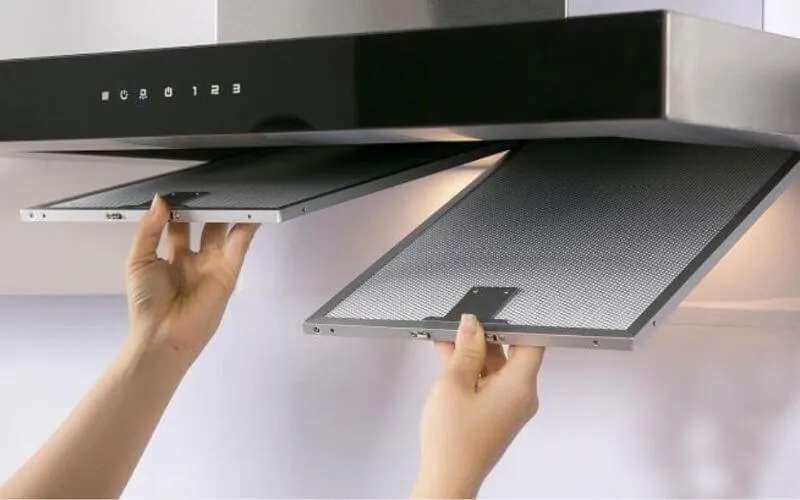 Quy trình tháo lưới lọc mỡ để tiếp cận than hoạt tính của máy hút mùi